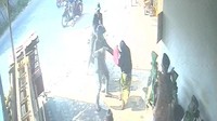 Video Detik-detik Emak-emak Lawan Pencuri Bersenpi di Lampung