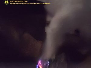 Muncul Sinar Api Biru di Dinding Kawah Baru Gunung Papandayan, Ini Sebabnya Muncul Sinar Api Biru di Dinding Kawah Baru Gunung Papandayan, Ini Sebabnya
