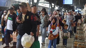 Stasiun Pasar Senen Dipenuhi Penumpang Arus Balik Akhir Liburan Sekolah