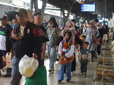 Stasiun Pasar Senen Dipenuhi Penumpang Arus Balik Akhir Liburan Sekolah