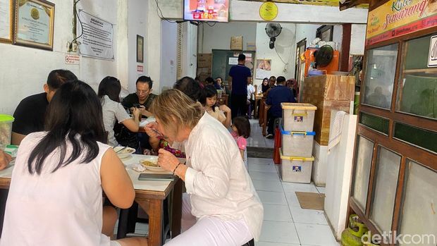 Suasana Mie Kopyok Pak Dhuwur yang beralamat di Jalan Tanjung, No 18 A, Kelurahan Pandansari, Kecamatan Semarang Tengah, Kota Semarang, Minggu (13/72025).