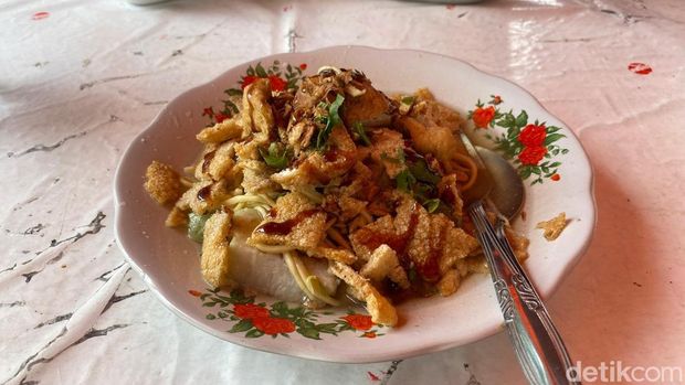 Suasana Mie Kopyok Pak Dhuwur yang beralamat di Jalan Tanjung, No 18 A, Kelurahan Pandansari, Kecamatan Semarang Tengah, Kota Semarang, Minggu (13/72025).