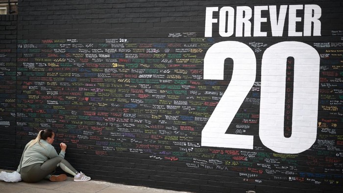 Tembok Forever 20, Simbol Cinta Abadi Penggemar untuk Diogo Jota A fan adds a message to a memorial wall created near Anfield Stadium following the death of Liverpool soccer player Diogo Jota in Liverpool, Britain, July 9, 2025. REUTERS/Phil Noble