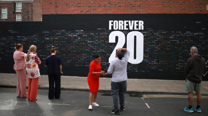 Tembok Forever 20, Simbol Cinta Abadi Penggemar untuk Diogo Jota A fan adds a message to a memorial wall created near Anfield Stadium following the death of Liverpool soccer player Diogo Jota in Liverpool, Britain, July 9, 2025. REUTERS/Phil Noble