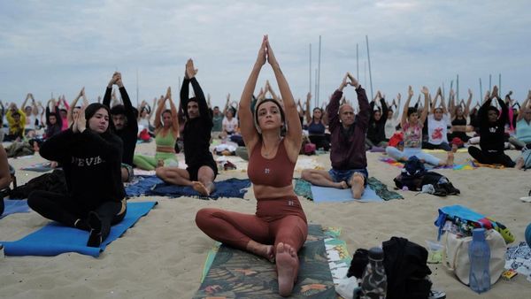 Yoga Massal Sambut Pagi di Pantai Copacabana Brasil