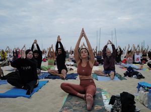 Yoga Massal Sambut Pagi di Pantai Copacabana Brasil Yoga Massal Sambut Pagi di Pantai Copacabana Brasil