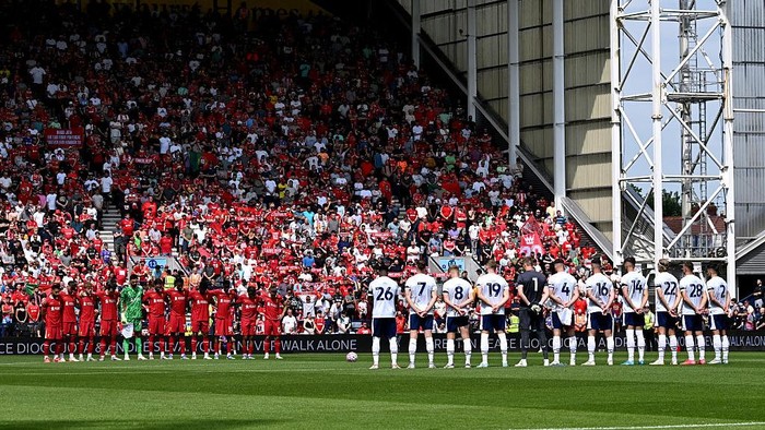 PRESTON, ENGLAND - JULY 13: (THE SUN OUT, THE SUN ON SUNDAY OUT) Players of Preston North End and Liverpool pause for a moments silence in memory of former football player Diogo Jota and his brother Andre Silva, who passed away on the 3rd of July 2025, prior to the pre-season friendly match between Preston North End and Liverpool at Deepdale on July 13, 2025 in Preston, England. (Photo by Liverpool FC/Liverpool FC via Getty Images)