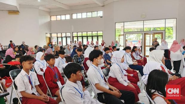 Program sekolah rakyat yang diusung Presiden Indonesia, mulai tergelar, Senin (14/7). Untuk di Kota Bandung, ada dua lokasi yang dijadikan tempat untuk sekolah rakyat, diantaranya di Sekolah Rakyat Menengah Pertama (SRMP) 9 Kota Bandung yang sebelumnya merupakan Gedung Wyataguna, yang digunakan bagi yang disabilitas kemudian di sekolah rakyat Poltekesos.