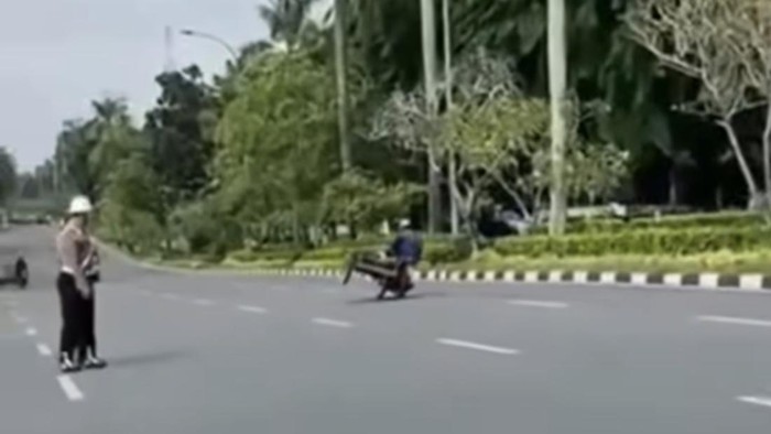 Aksi frestyle pengemudi becak di Pekanbaru. (Foto: dok Istimewa) Aksi frestyle pengemudi becak di Pekanbaru. (Foto: dok Istimewa)