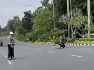 Aksi Becak Motor Freestyle Depan Polisi di Pekanbaru Viral, Pengemudi Diburu Aksi Becak Motor Freestyle Depan Polisi di Pekanbaru Viral, Pengemudi Diburu