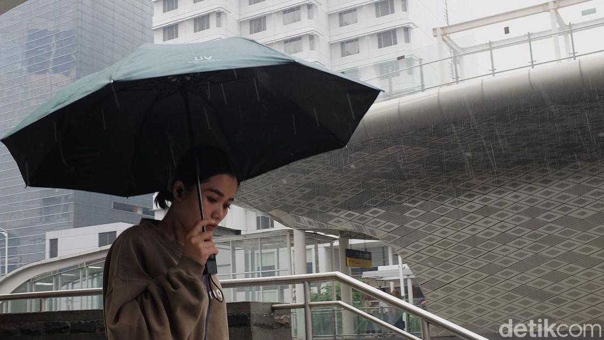 Tak Cuma di Jakarta, Ini Bukti Mikroplastik Juga Cemari Air Hujan Seluruh Dunia