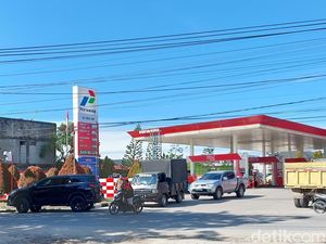 Antrean BBM Jenis Solar Mengular di SPBU Pekanbaru Antrean BBM Jenis Solar Mengular di SPBU Pekanbaru