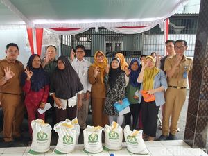 Bulog Salurkan Bantuan Pangan Beras, Satu KPM Terima 20 Kilogram Bulog Salurkan Bantuan Pangan Beras, Satu KPM Terima 20 Kilogram