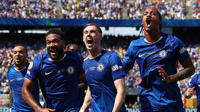 EAST RUTHERFORD, NEW JERSEY - JULY 13:  Cole Palmer of Chelsea celebrates scoring a goal to make the score 2-0 with Reece James & Joao Pedro during the FIFA Club World Cup 2025 final match between Chelsea FC and Paris Saint-Germain at MetLife Stadium on July 13, 2025 in East Rutherford, United States. (Photo by Chris Brunskill/Fantasista/Getty Images)