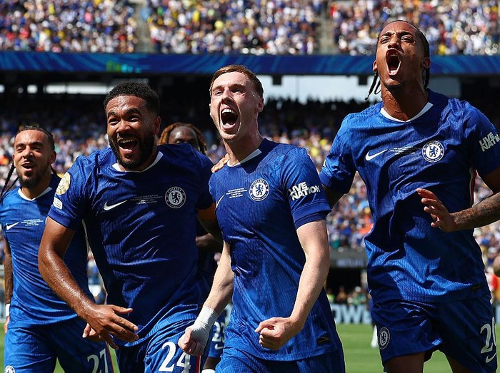 EAST RUTHERFORD, NEW JERSEY - JULY 13:  Cole Palmer of Chelsea celebrates scoring a goal to make the score 2-0 with Reece James & Joao Pedro during the FIFA Club World Cup 2025 final match between Chelsea FC and Paris Saint-Germain at MetLife Stadium on July 13, 2025 in East Rutherford, United States. (Photo by Chris Brunskill/Fantasista/Getty Images)