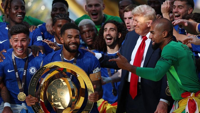 chelsea Soccer Football - FIFA Club World Cup - Final - Chelsea v Paris St Germain - MetLife Stadium, East Rutherford, New Jersey, U.S. - July 13, 2025 Chelseas Reece James and teammates celebrate with the trophy alongside U.S. President Donald Trump after winning the FIFA Club World Cup REUTERS/Hannah Mckay