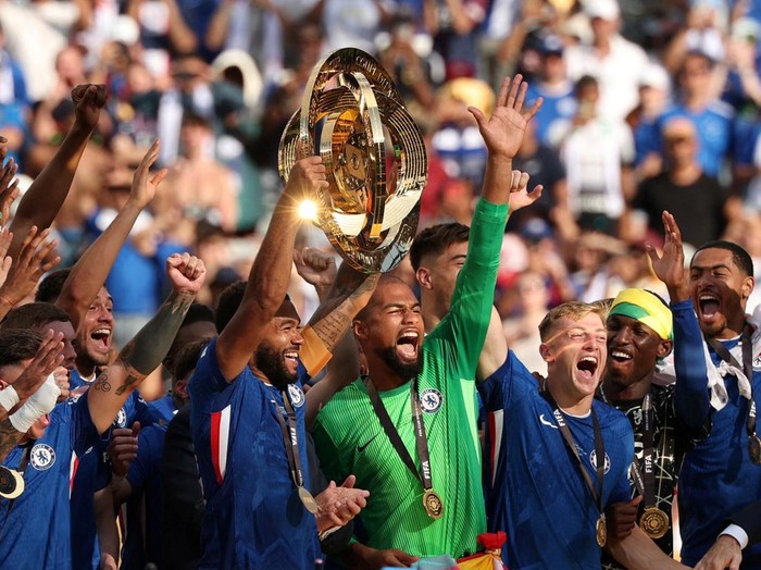 Soccer Football - FIFA Club World Cup - Final - Chelsea v Paris St Germain - MetLife Stadium, East Rutherford, New Jersey, U.S. - July 13, 2025 Chelsea's Reece James lifts the trophy as he celebrates with teammates after winning the FIFA Club World Cup REUTERS/Mike Segar     TPX IMAGES OF THE DAY