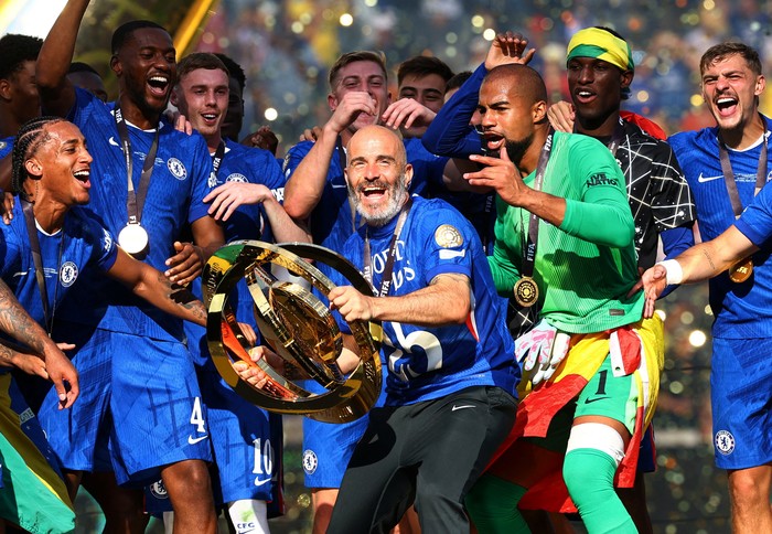Soccer Football - FIFA Club World Cup - Final - Chelsea v Paris St Germain - MetLife Stadium, East Rutherford, New Jersey, U.S. - July 13, 2025 Chelsea manager Enzo Maresca lifts the trophy as he celebrates with Chelsea players after winning the FIFA Club World Cup REUTERS/Kai Pfaffenbach     TPX IMAGES OF THE DAY