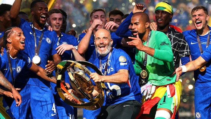 Soccer Football - FIFA Club World Cup - Final - Chelsea v Paris St Germain - MetLife Stadium, East Rutherford, New Jersey, U.S. - July 13, 2025 Chelsea manager Enzo Maresca lifts the trophy as he celebrates with Chelsea players after winning the FIFA Club World Cup REUTERS/Kai Pfaffenbach     TPX IMAGES OF THE DAY