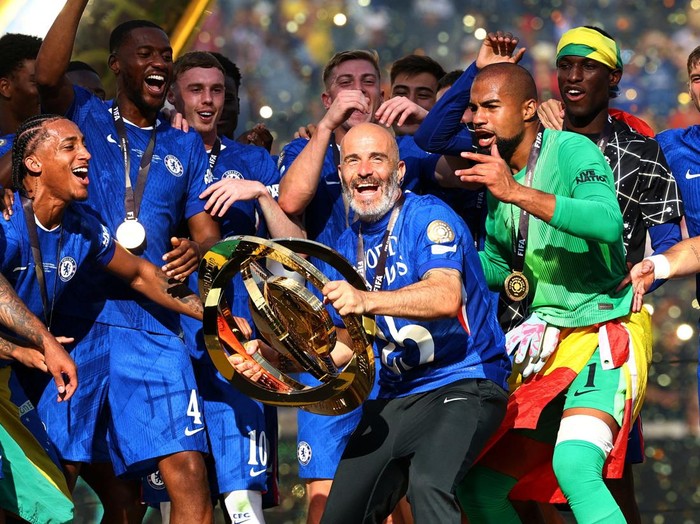 Soccer Football - FIFA Club World Cup - Final - Chelsea v Paris St Germain - MetLife Stadium, East Rutherford, New Jersey, U.S. - July 13, 2025 Chelsea manager Enzo Maresca lifts the trophy as he celebrates with Chelsea players after winning the FIFA Club World Cup REUTERS/Kai Pfaffenbach     TPX IMAGES OF THE DAY