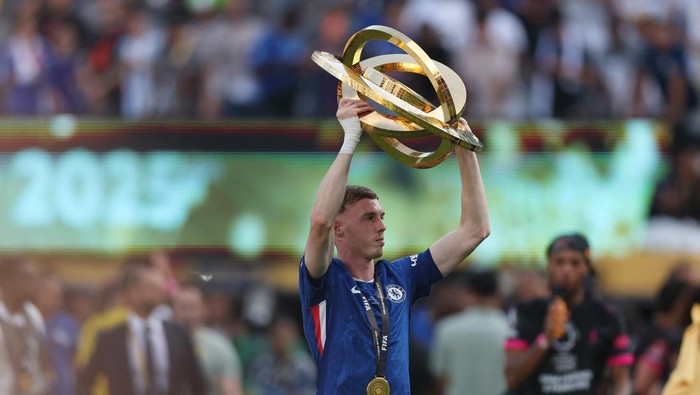 Soccer Football - FIFA Club World Cup - Final - Chelsea v Paris St Germain - MetLife Stadium, East Rutherford, New Jersey, U.S. - July 13, 2025 Chelseas Cole Palmer celebrates with the trophy after winning the FIFA Club World Cup REUTERS/Lee Smith