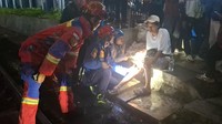 Aksi Heroik Damkar Evakuasi Kaki Pria Terjepit di Perlintasan KA Bogor