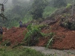 Longsor Putus Akses Jalan di Desa Baringin Enrekang