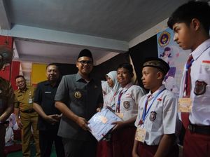 Penuhi Janji, Faiz-Suyono Beri Seragam Gratis ke 22,5 Ribu Siswa Batang Penuhi Janji, Faiz-Suyono Beri Seragam Gratis ke 22,5 Ribu Siswa Batang