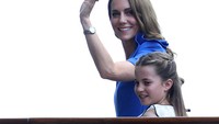 Kejutan! Kate Middleton dan Putri Charlotte Naik Kereta Bawah Tanah