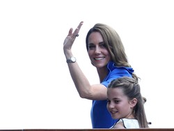 Kejutan! Kate Middleton dan Putri Charlotte Naik Kereta Bawah Tanah