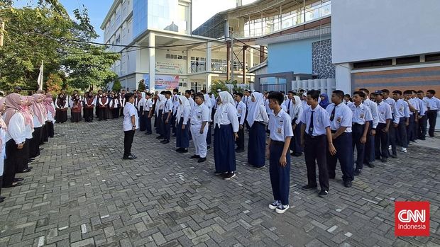 Sekolah Rakyat (SR) Menengan Atas sebagai resmi dimulai di tahun ajaran baru 2025/2026 Senin (14/7). Salah satu lokasi perintisnya adalah di Universitas Negeri Surabaya (Unesa).