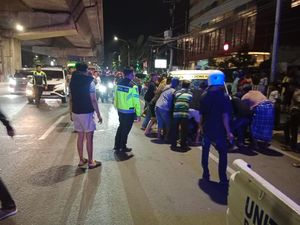 Pikap Angkut Pepaya Terbalik di Jalan AP Pettarani Makassar gegara Pecah Ban Pikap Angkut Pepaya Terbalik di Jalan AP Pettarani Makassar gegara Pecah Ban