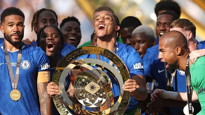 EAST RUTHERFORD, NEW JERSEY - JULY 13: Joao Pedro of Chelsea FC celebrates with the FIFA Club World Cup trophy after their teams victory following  the FIFA Club World Cup 2025 Final match between Chelsea FC and Paris Saint-Germain at MetLife Stadium on July 13, 2025 in East Rutherford, New Jersey. (Photo by Buda Mendes/Getty Images)