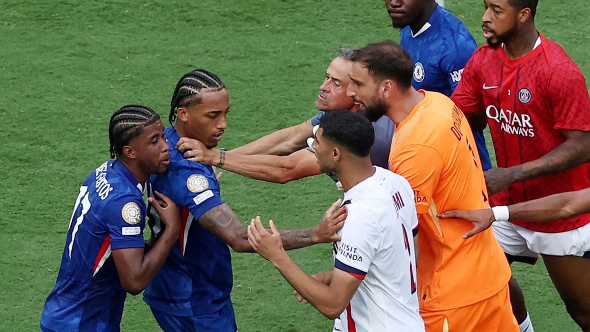 Pelatih Paris Saint-Germain Luis Enrique terlihat mendorong penyerang Chelsea Joao Pedro usai final Piala Dunia Antarklub 2025 (Foto: REUTERS/Amanda Perobelli)