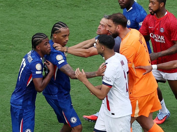 Soccer Football - FIFA Club World Cup - Final - Chelsea v Paris St Germain - MetLife Stadium, East Rutherford, New Jersey, U.S. - July 13, 2025 Chelsea's Andrey Santos and Joao Pedro clash with Paris St Germain's Gianluigi Donnarumma and Achraf Hakimi after the match REUTERS/Amanda Perobelli     TPX IMAGES OF THE DAY