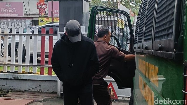 Update Informasi Selebriti InsertLive : Selain Ambeien, Kuasa Hukum Sebut Jonathan Frizzy Diindikasi Idap Kanker