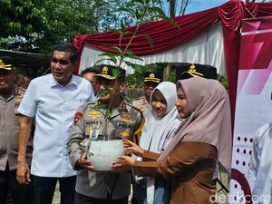 Video Cara Polda Riau Agar Gen Z Mau Tanam Pohon: Bikin SIM Gratis! Video Cara Polda Riau Agar Gen Z Mau Tanam Pohon: Bikin SIM Gratis!