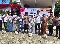 Video Kapolda Riau Ajak Siswa Tanam Pohon di Hari Pertama Sekolah