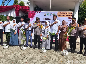 Video Kapolda Riau Ajak Siswa Tanam Pohon di Hari Pertama Sekolah Video Kapolda Riau Ajak Siswa Tanam Pohon di Hari Pertama Sekolah