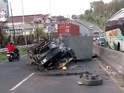 Ringsek! Pikap Terbalik Usai Tabrak Pembatas Jalan Depan Cimory Semarang