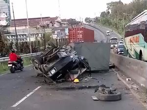Ringsek! Pikap Terbalik Usai Tabrak Pembatas Jalan Depan Cimory Semarang Ringsek! Pikap Terbalik Usai Tabrak Pembatas Jalan Depan Cimory Semarang
