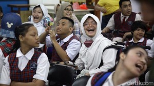 Keceriaan Siswa Difabel Ikuti Hari Pertama Sekolah