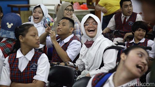 Keceriaan Siswa Difabel Ikuti Hari Pertama Sekolah