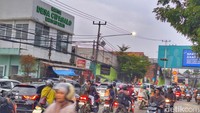 Padatnya Lalu Lintas Bojongsoang di Hari Pertama Masuk Sekolah