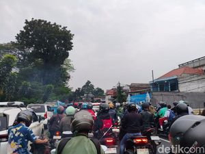 Hari Pertama Masuk Sekolah, Lalin Jalan Raya Bogor Macet Pagi Ini
