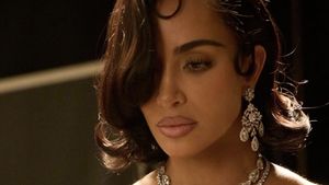 Foto Kim Kardashian Pakai Anting Rp 6,5 M Milik Mendiang Elizabeth Taylor