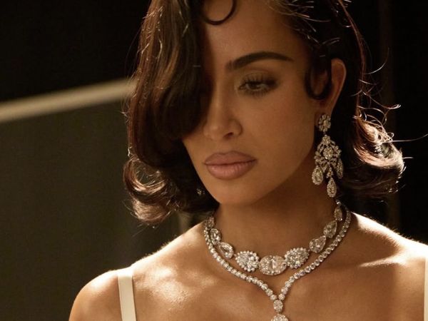 Foto Kim Kardashian Pakai Anting Rp 6,5 M Milik Mendiang Elizabeth Taylor
