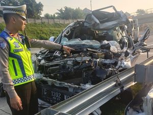 Penampakan Remuknya Pajero yang Alami Kecelakaan Maut di Tol Batang-Semarang Penampakan Remuknya Pajero yang Alami Kecelakaan Maut di Tol Batang-Semarang