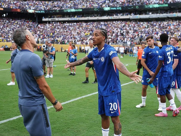 EAST RUTHERFORD, NEW JERSEY - JULY 13: Joao Pedro of Chelsea FC speaks with Luis Enrique, Head Coach of Paris Saint-Germain, during the FIFA Club World Cup 2025 Final match between Chelsea FC and Paris Saint-Germain at MetLife Stadium on July 13, 2025 in East Rutherford, New Jersey. (Photo by Michael Regan - FIFA/FIFA via Getty Images)