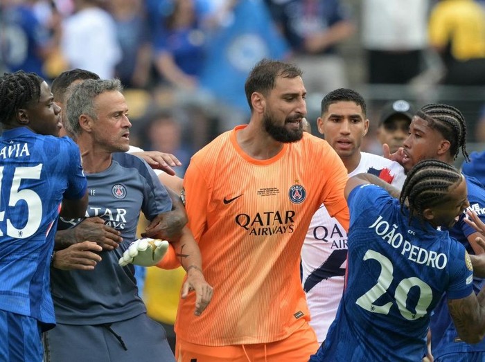 Paris Saint-Germain's Spanish coach Luis Enrique (L) grabs the face of Chelsea's Brazilian forward #20 Joao Pedro during the FIFA Club World Cup 2025 final football match between England's Chelsea and France's Paris Saint-Germain at the MetLife Stadium in East Rutherford, New Jersey on July 13, 2025. (Photo by JUAN MABROMATA / AFP)
